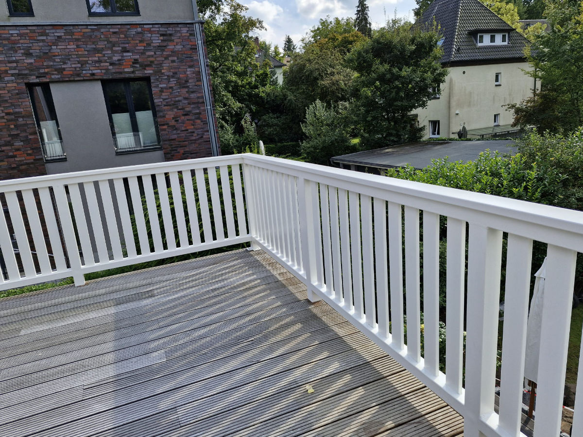 Dachterrassengeländer aus Metall, feuerverzinkt und pulverbeschichtet