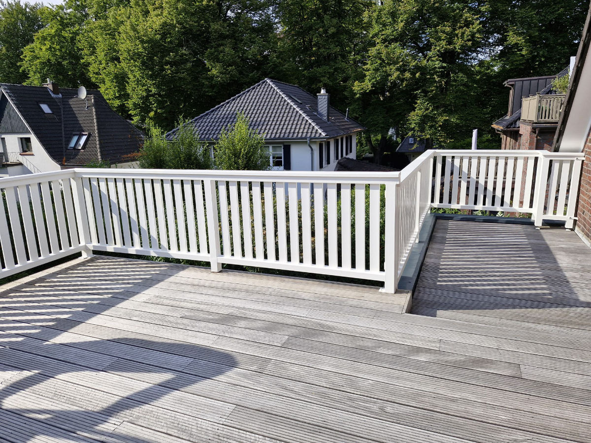 Dachterrassengeländer aus Metall, feuerverzinkt und pulverbeschichtet