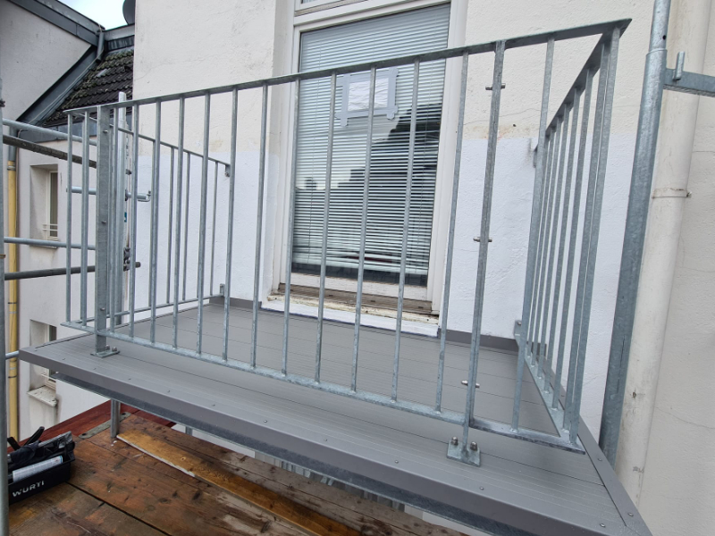 Kompletter Balkon mit Träger und Bodenplatte (Aluminiumprofil beschichtet) inkl. Geländer