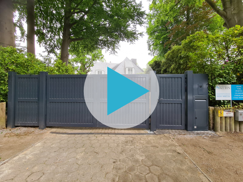 Elektrisches Zweiflügeltor mit Pforte aus Metall, Paketbriefkasten und Videosprechanlage