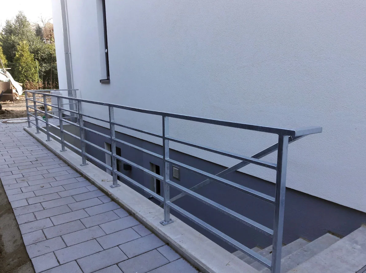 Schutzgeländer mit Handlauf für die Kellertreppe