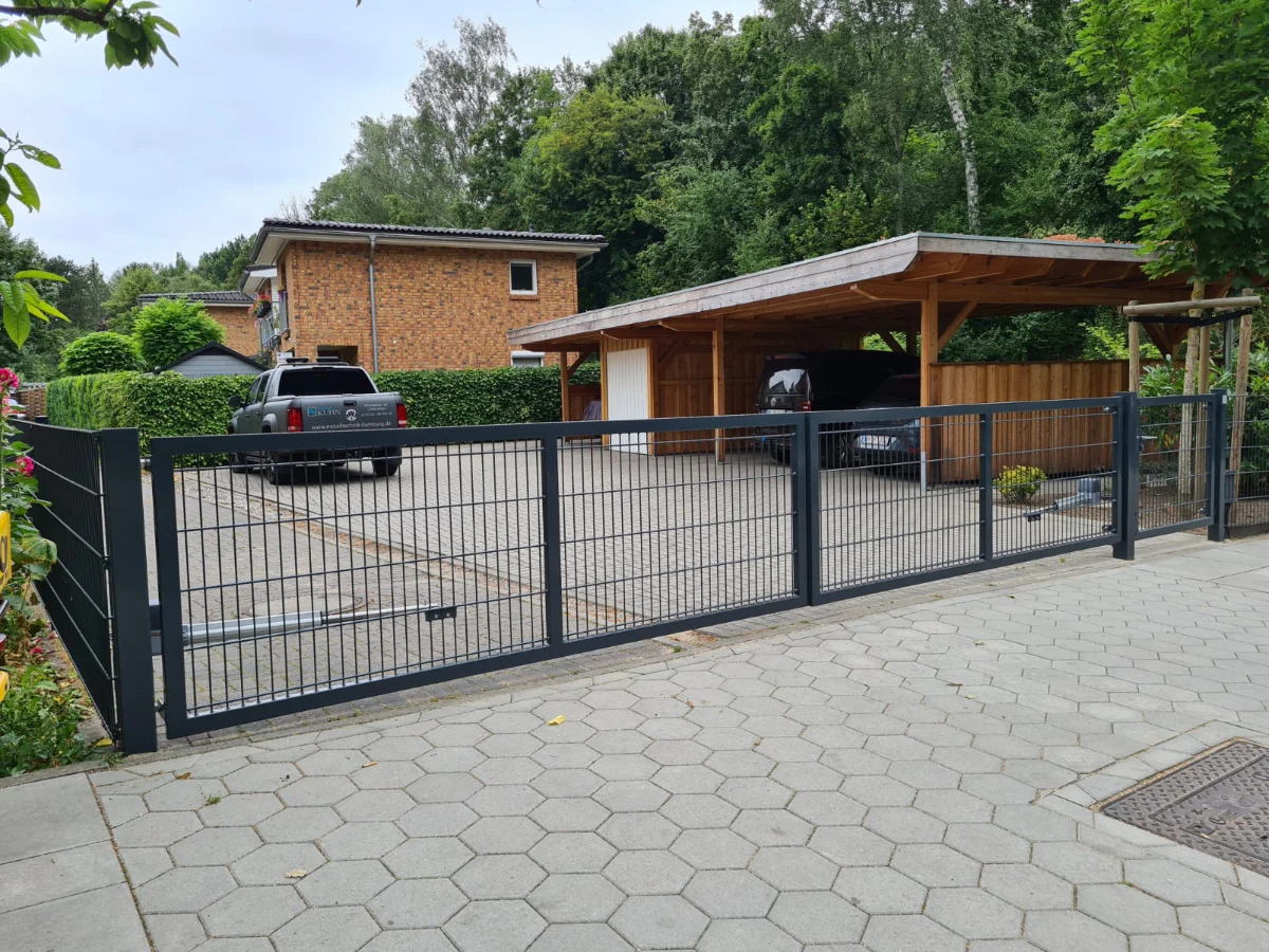 Zaunanlage mit Pforte und elektr. Zweiflügeltor