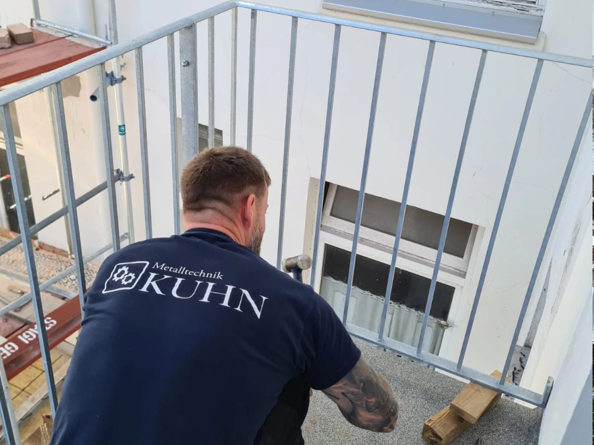 Balkongeländer für ein Hochhaus- Feinarbeiten