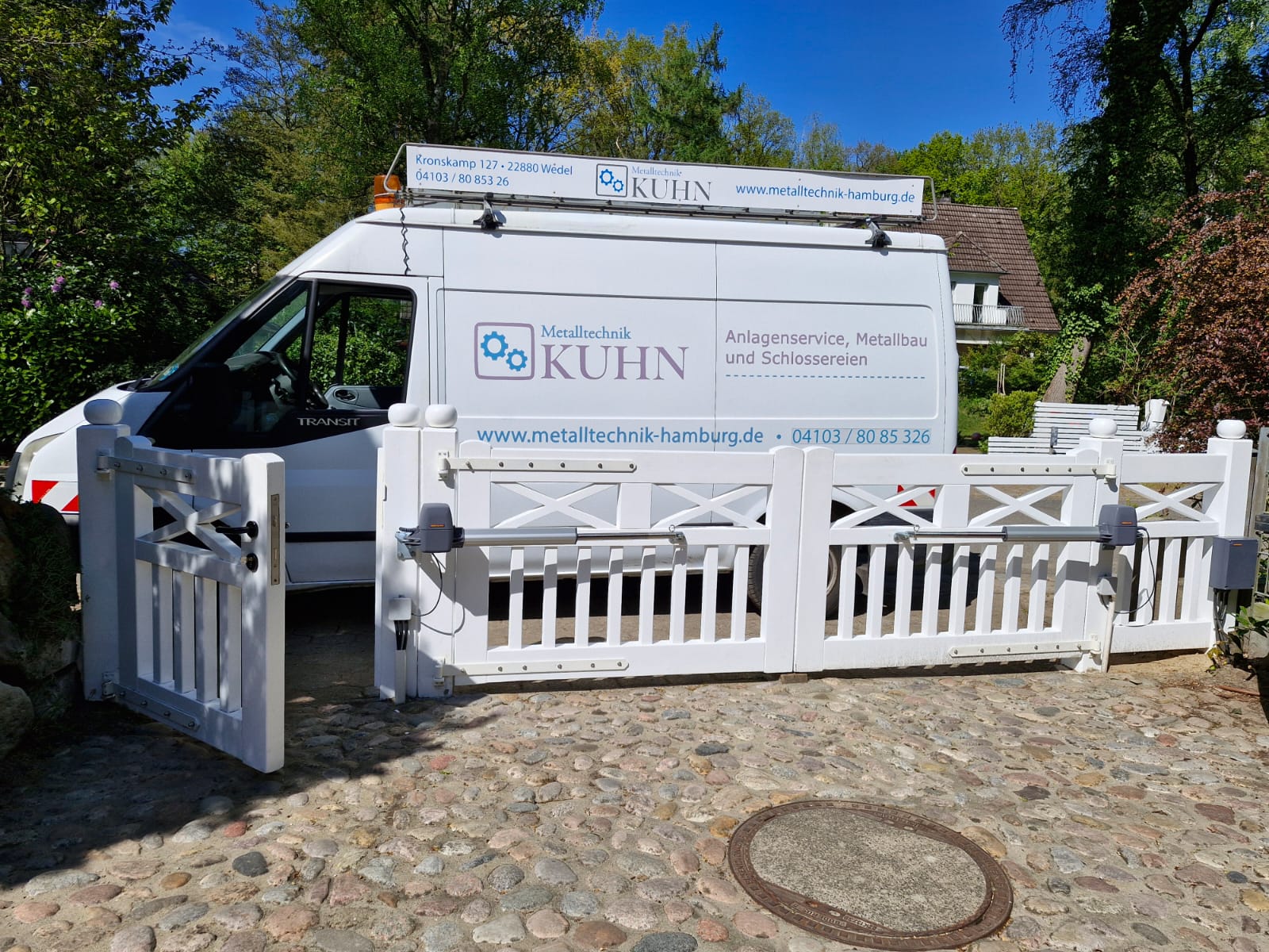 Elektr. zweiflügeliges Tor mit Pforte