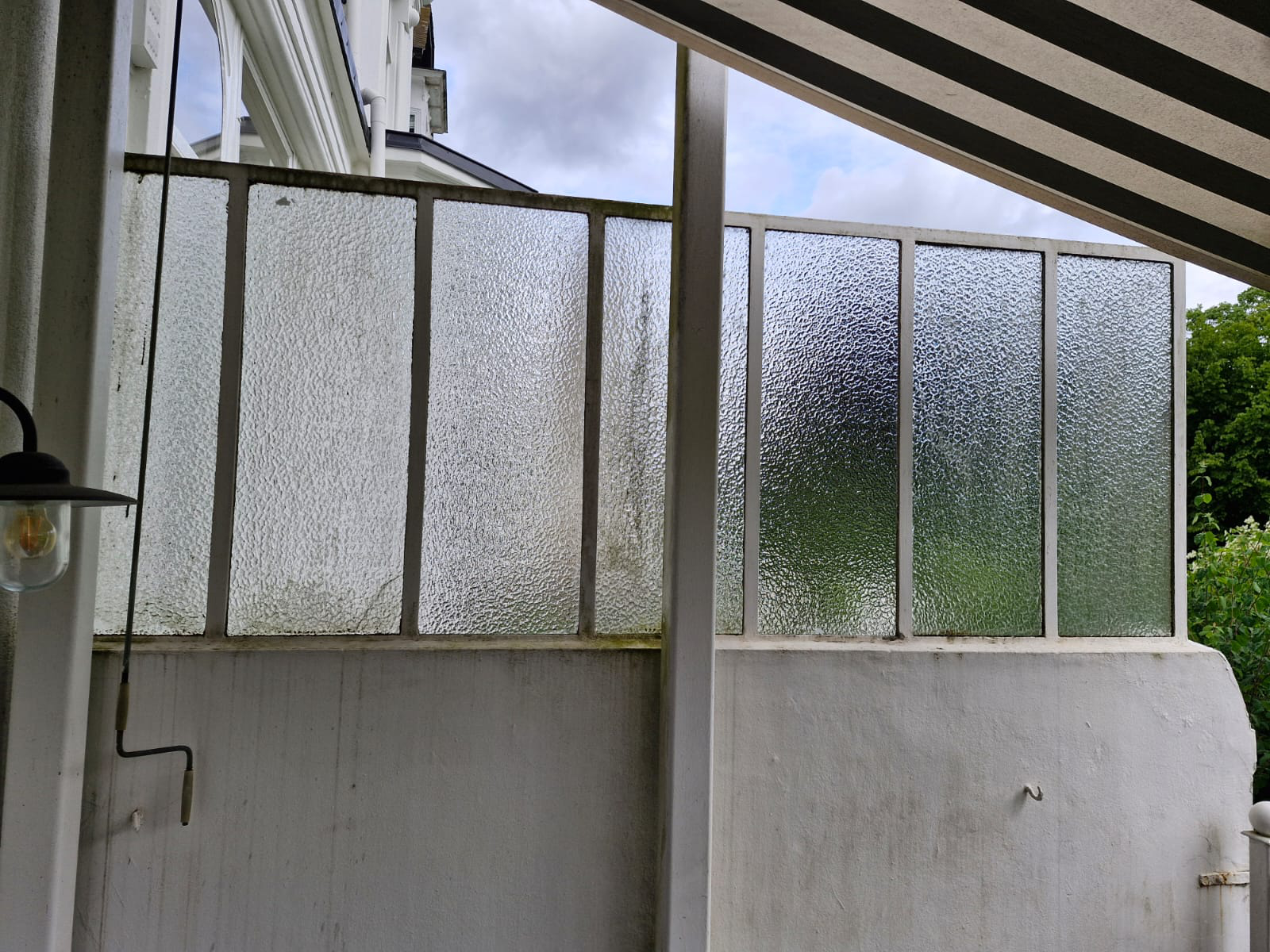 Trennwand aus Metallkonstruktion, feuerverzinkt und pulverbeschichtet mit Milchglas - Vorhher