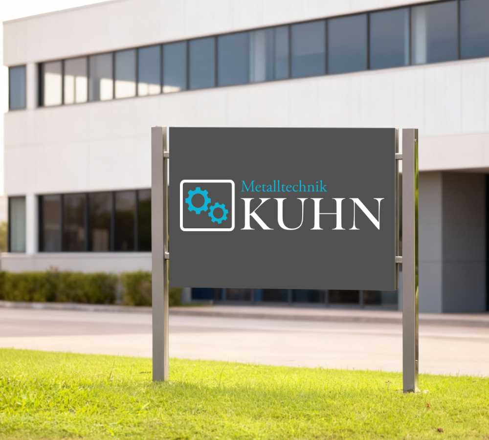 Freistehendes Außenschild aus Metall vor einem modernen Gewerbegebäude