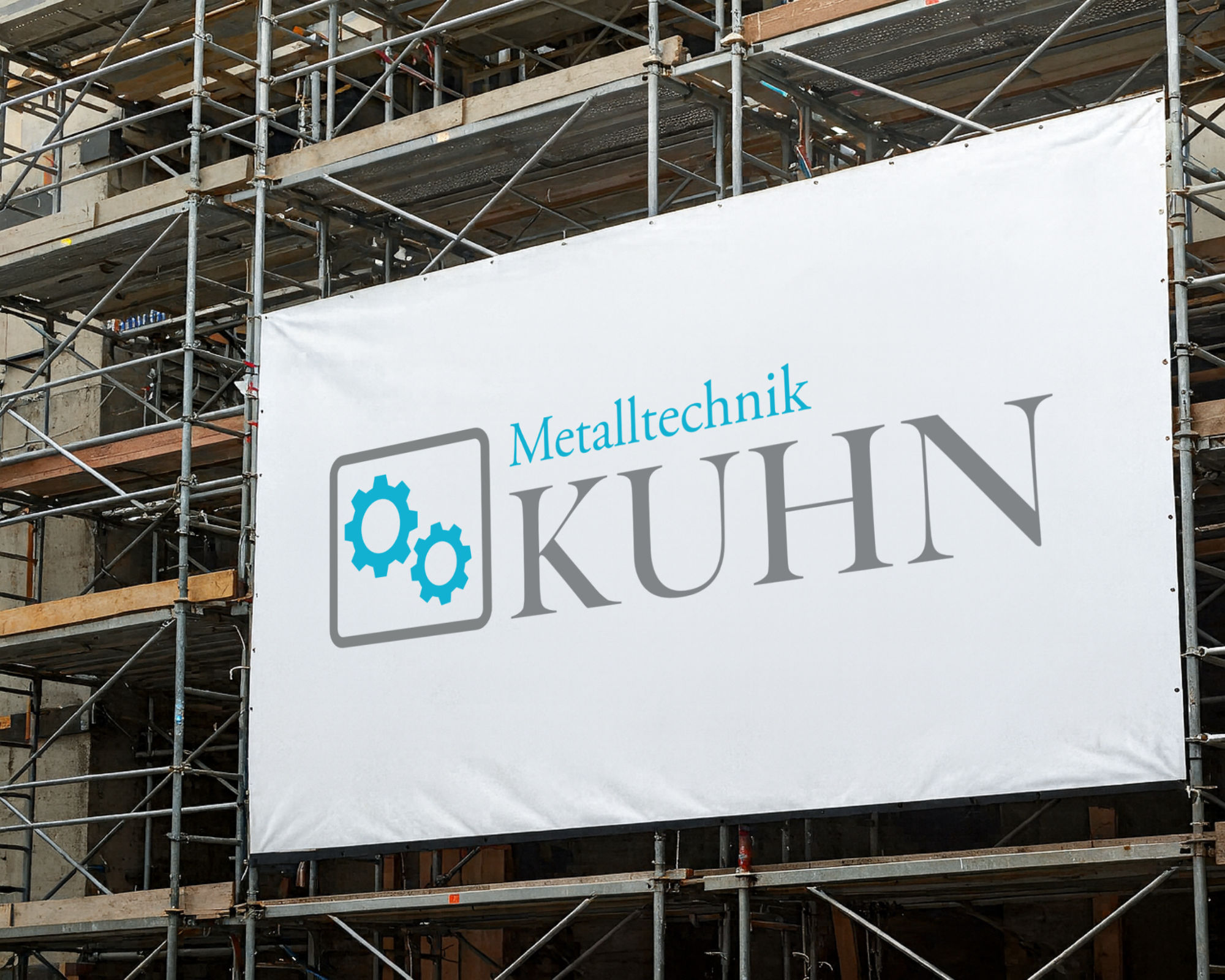 Bedrucktes Baugerüstbanner aus Plane Bedrucktes Baugerüstbanner aus weißer Plane, befestigt an einem Gerüst vor einer Baustelle.